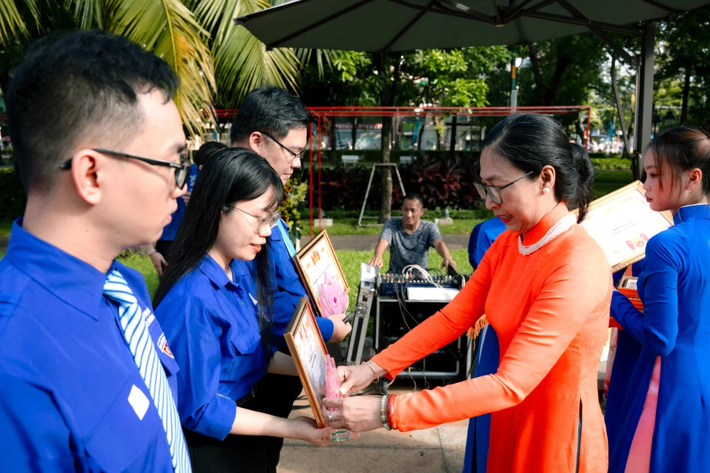 pho-bi-thu-dang-uy-ubnd-tp.hcm-4.JPG