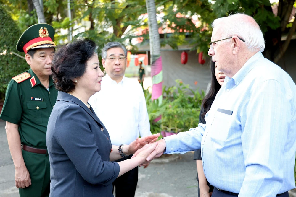 dang-huong-anh-hung-liet-si-1.jpg