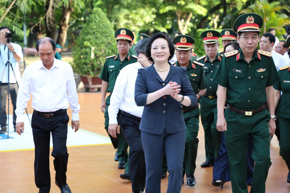 dang-huong-anh-hung-liet-si-2.jpg