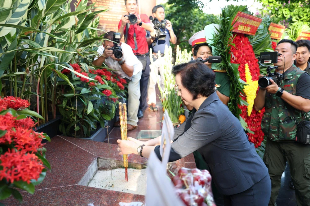 dang-huong-anh-hung-liet-si-4.jpg
