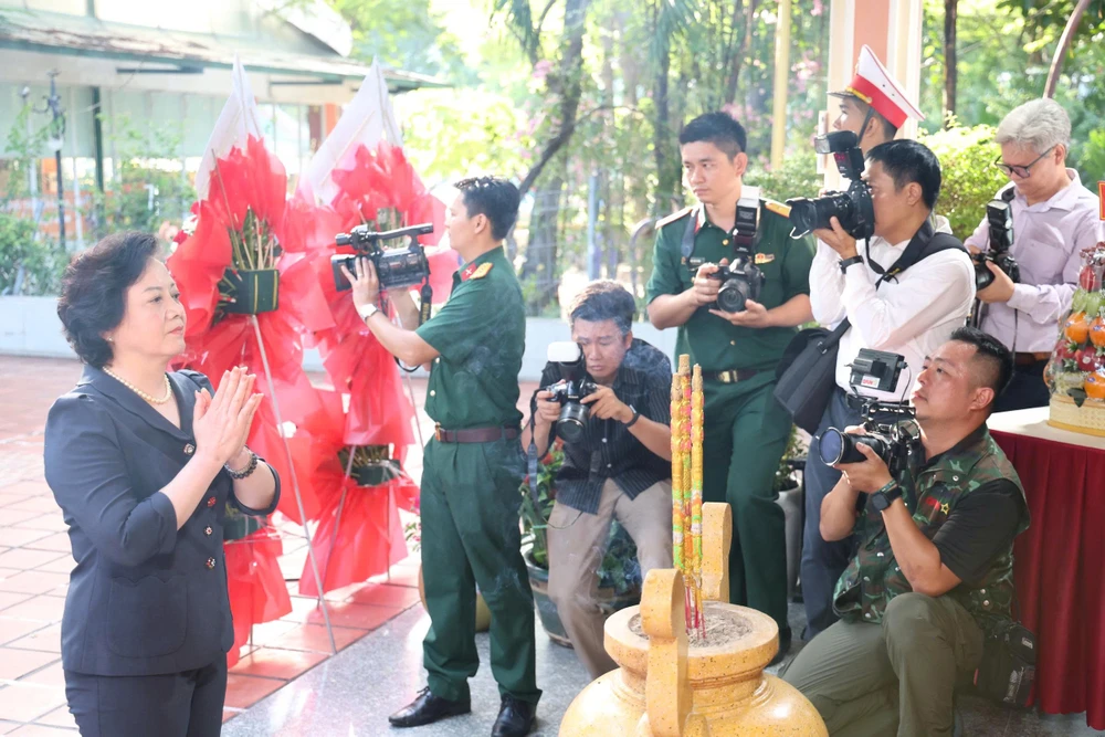 dang-huong-anh-hung-liet-si-6.jpg