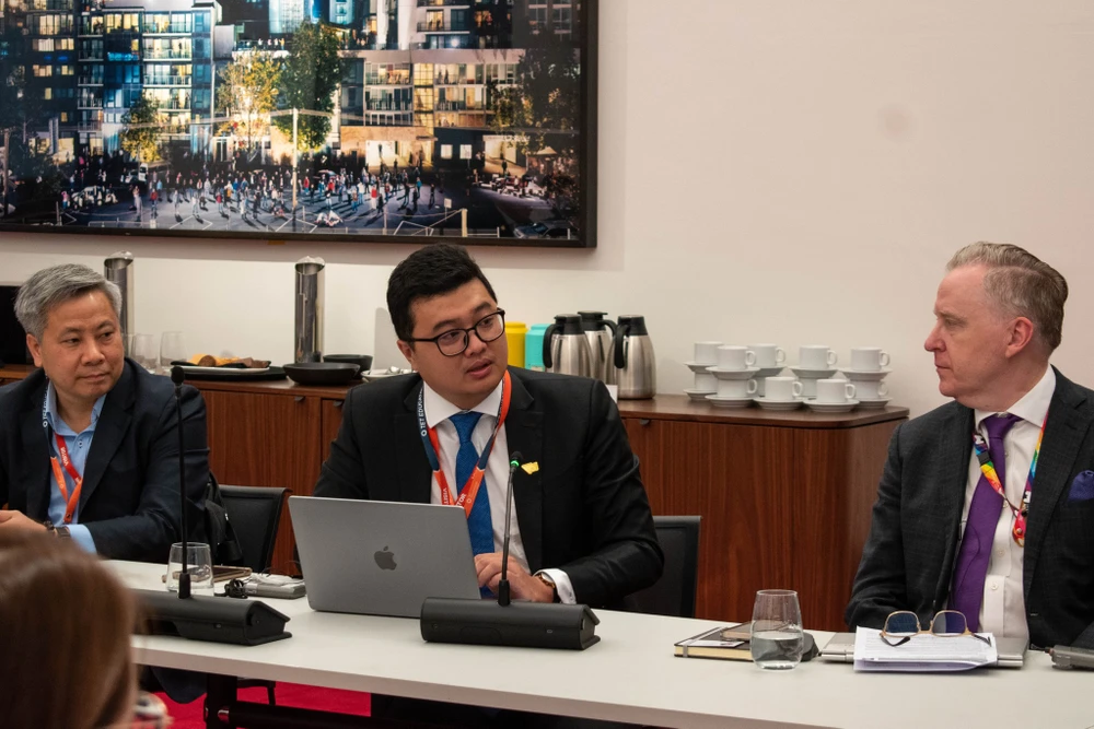 đoàn công tác ĐHQG-HCM làm việc với ngài Nicholas Reece, Thị trưởng Thành phố Melbourne, nhằm trao đổi các cơ hội hợp tác trong đổi mới sáng tạo.jpg