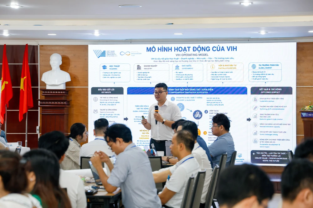 Mr. Trần Vũ giới thiệu mô hình hoạt động của VIH.jpg