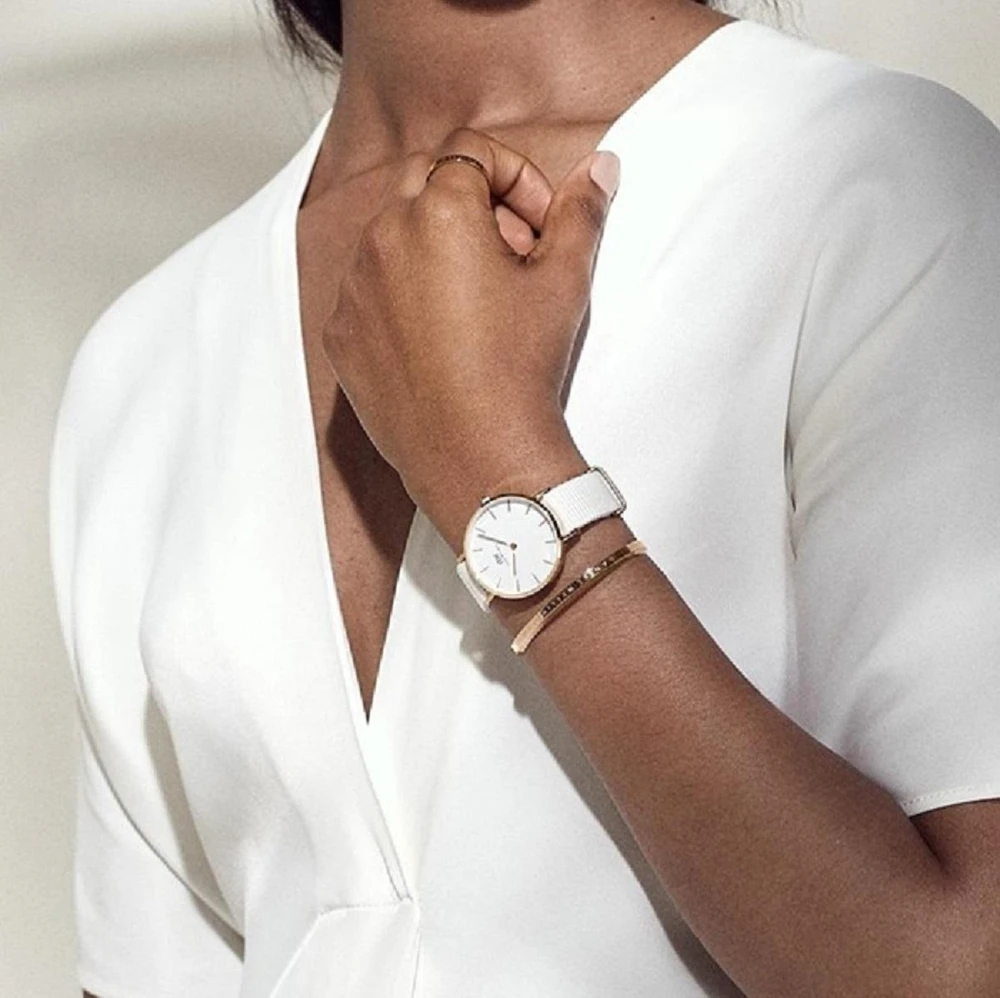 Bạn cũng có thể phối thêm một chiếc vòng tay Daniel Wellington để tạo điểm nhấn