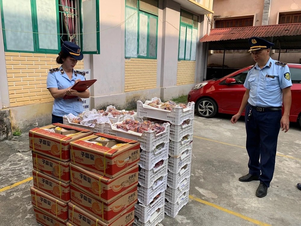 Đội QLTT số 1 (Cục QLTT Hà Giang) kiểm đếm số hàng hoá vi phạm. Ảnh: QLTT Hà Giang