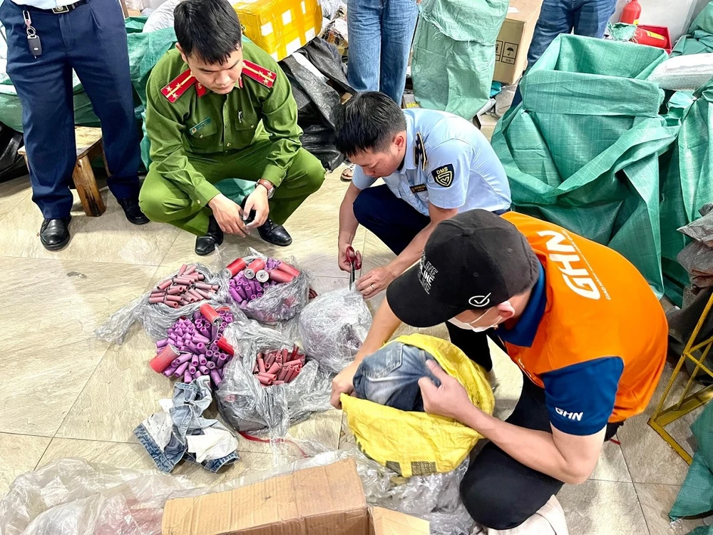Lực lượng chức năng Hà Nội phát hiện hơn 11 kg hàng hoá nghi vấn là pháo nổ vào cuối tháng 11. Ảnh: QLTT Hà Nội