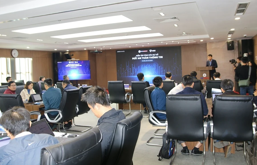 Cán bộ, nhân viên các đơn vị của EVNGENCO1 tham gia diễn tập ứng phó sự cố an ninh mạng.