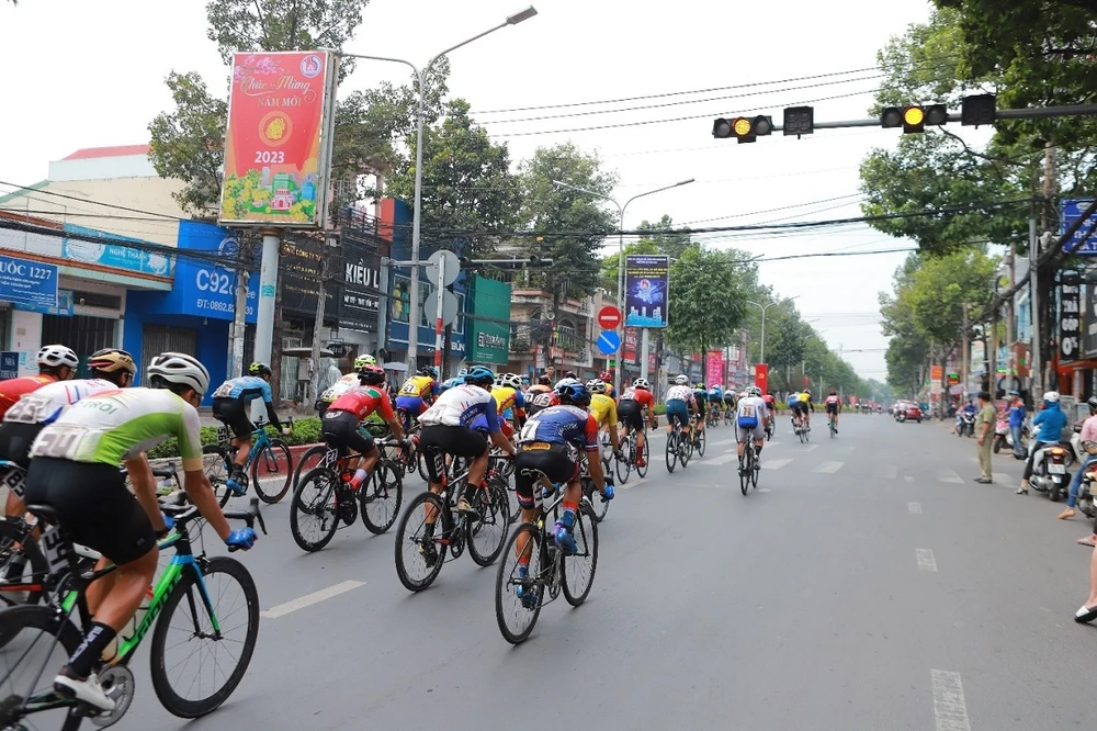 Các tay đua luôn trì tốc độ và sức bền trên chặng đua dài 175km