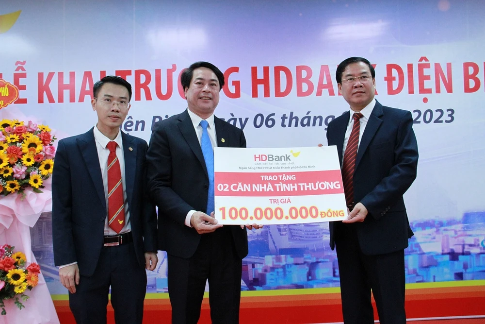 Nhân dịp này, HDBank đã trao tặng 2 căn nhà tình thương cho bà con có hoàn cảnh khó khăn trên địa bàn.