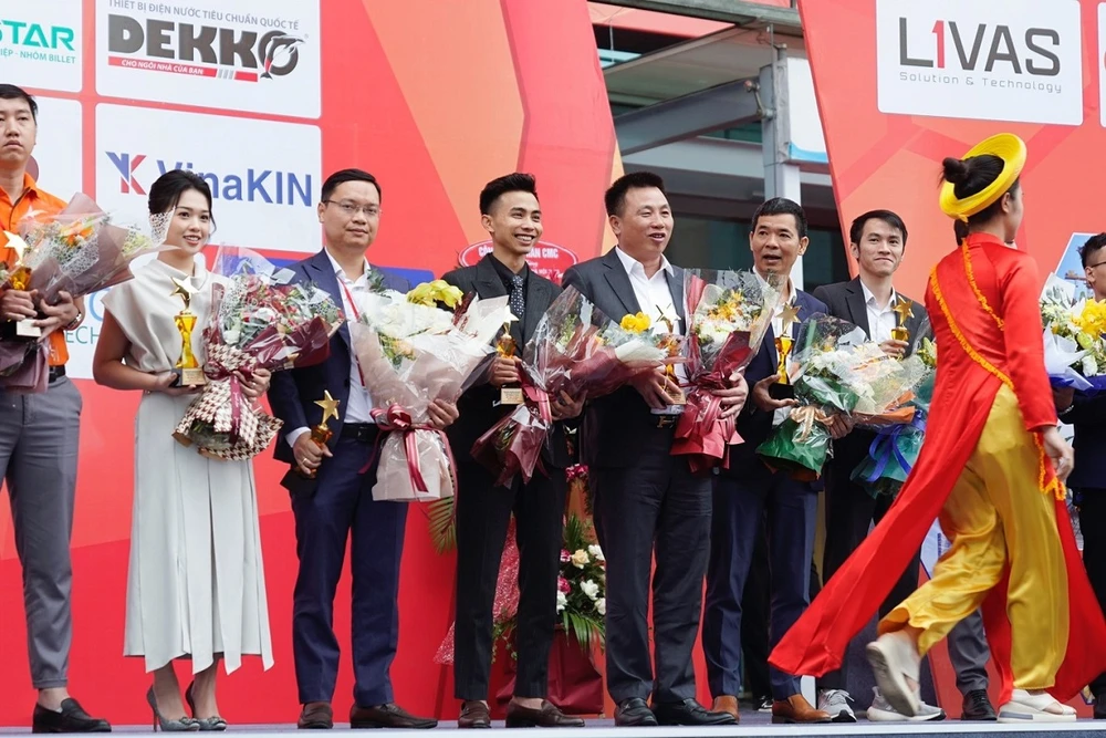 Ông Lê Khắc Ngân – Phó Tổng Giám Đốc Tập đoàn nhôm Vĩnh Hưng lên nhận kỷ niệm chương của ban tổ chức Vietbuild 2023