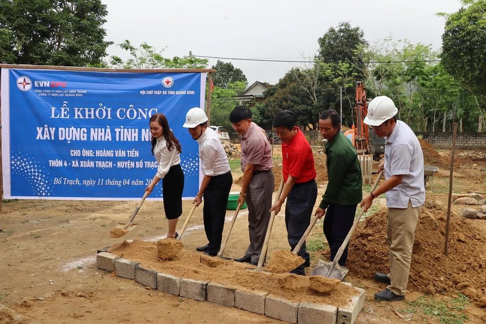 Thực hiện nghi thức động thổ xây dựng nhà tình nghĩa. Ảnh: H.N