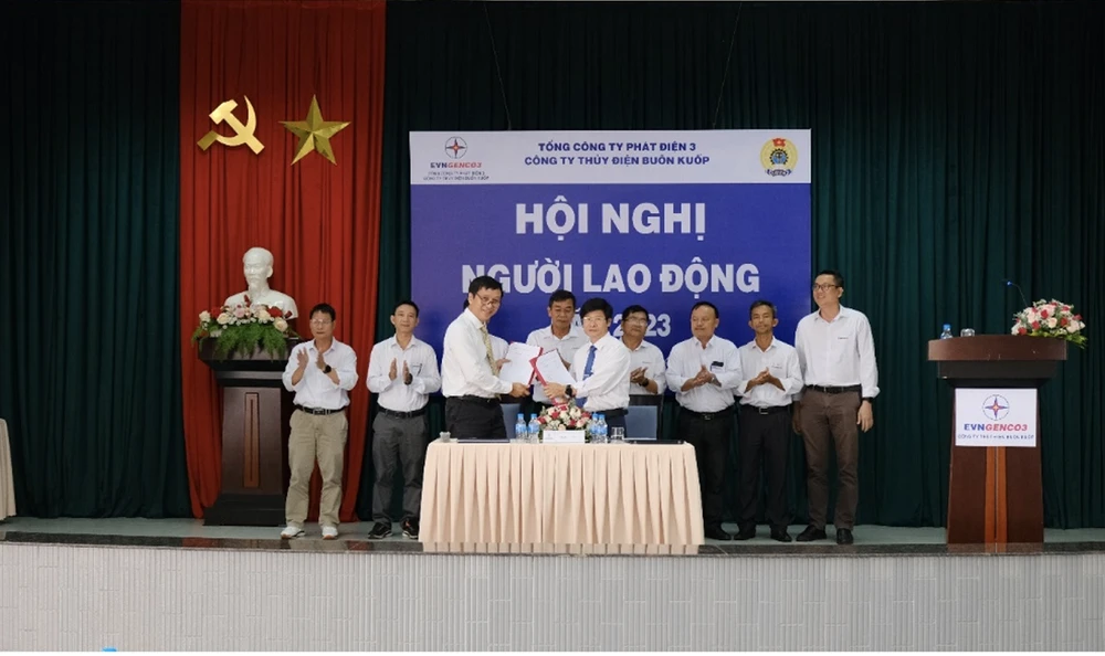 Đại diện Lãnh đạo và Công đoàn Công ty Thủy điện Buôn Kuốp ký kết giao ước thi đua