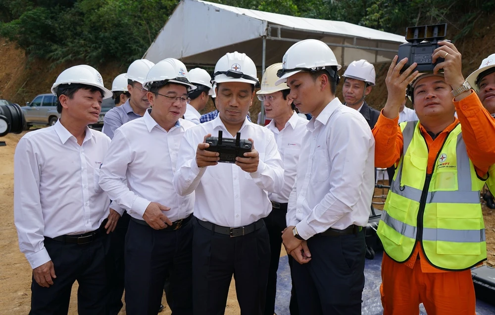 Chủ tịch HĐTV EVNNPT Nguyễn Tuấn Tùng (cầm bộ điều khiển) và Tổng giám đốc EVNNPT Phạm Lê Phú (thứ 2 từ trái sang) theo dõi ứng dụng UAV trong quản lý vận hành lưới điện truyền tải Chủ tịch HĐTV EVNNPT Nguyễn Tuấn Tùng (cầm bộ điều khiển) và Tổng giám đốc EVNNPT Phạm Lê Phú (thứ 2 từ trái sang) theo dõi ứng dụng UAV trong quản lý vận hành lưới điện truyền tải