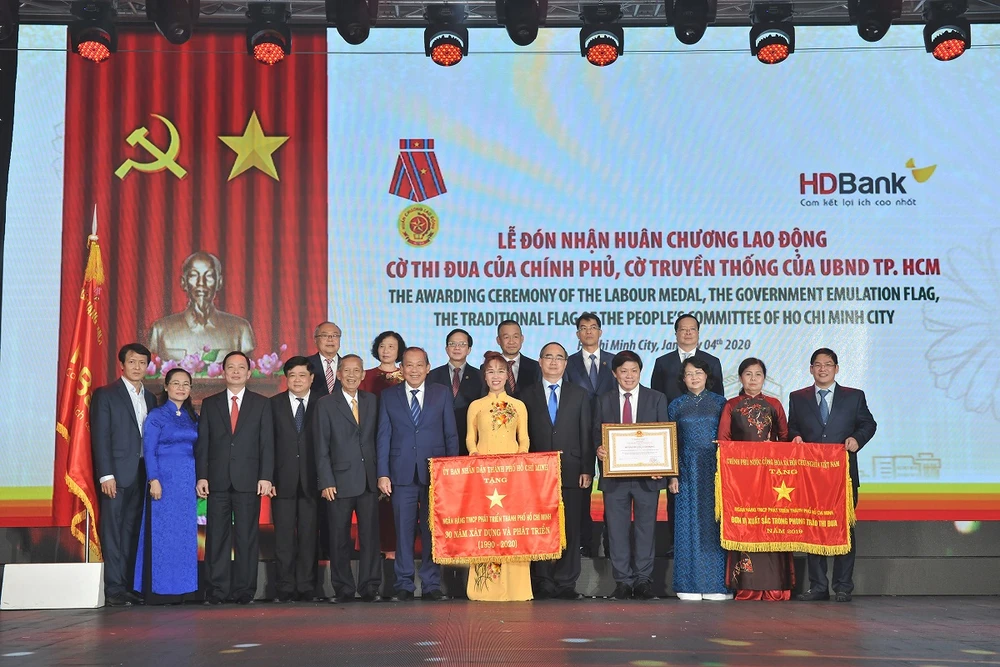 Lãnh đạo Chính phủ, UBND TP.HCM và NHNN đến dự Lễ kỷ niệm 30 thành lập HDBank (4-1-2020) và trao Huân chương Lao động của Chủ tịch nước, Cờ thi đua của Chính phủ và Cờ truyền thống của UBND TP.HCM Lãnh đạo Chính phủ, UBND TP.HCM và NHNN đến dự Lễ kỷ niệm 30 thành lập HDBank (4-1-2020) và trao Huân chương Lao động của Chủ tịch nước, Cờ thi đua của Chính phủ và Cờ truyền thống của UBND TP.HCM