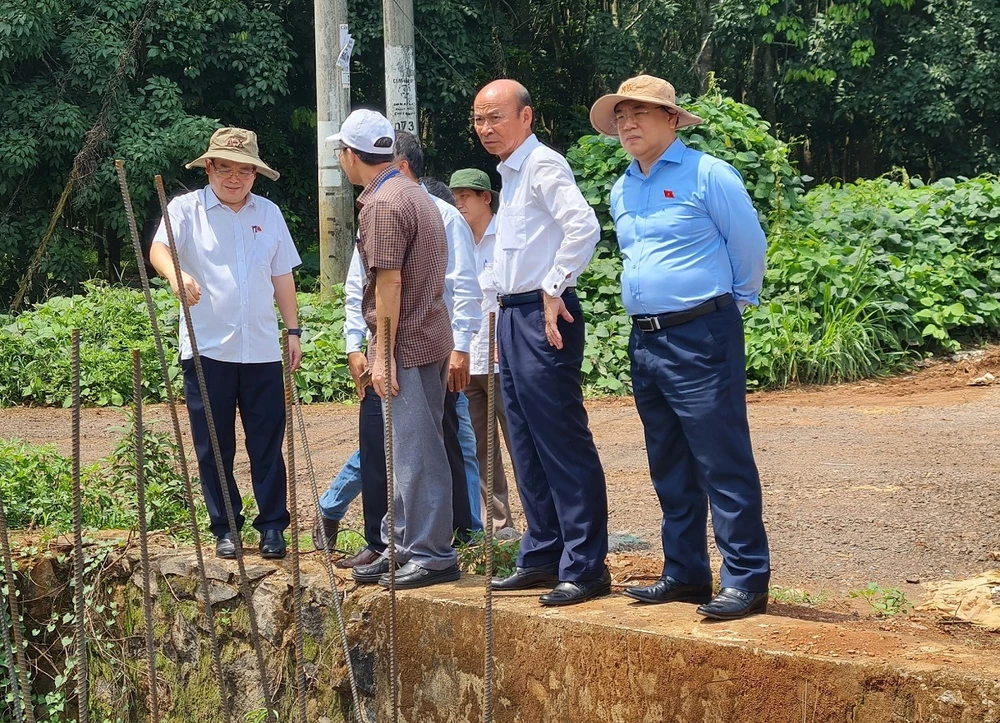 Ông Quản Minh Cường – Phó Bí thư Tỉnh ủy, Trưởng đoàn ĐBQH tỉnh Đồng Nai khảo sát thực tế khu xây dựng xử lý nước thải dự án.