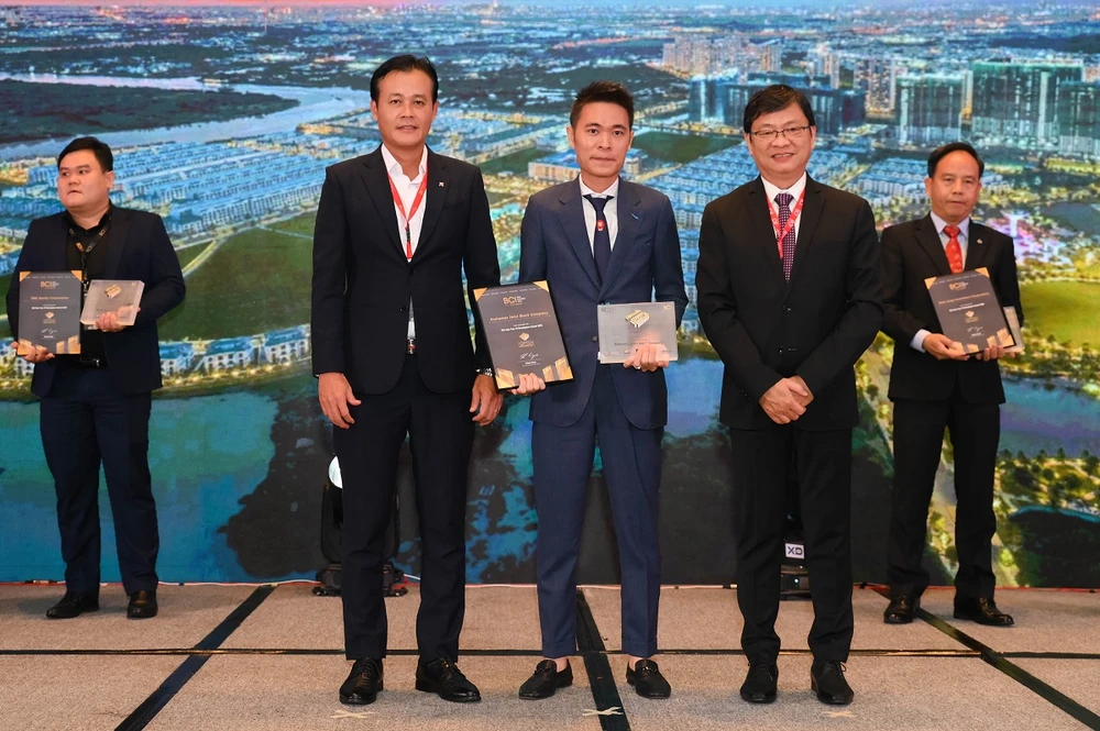Đại diện Vinhomes nhận bằng chứng nhận tại lễ trao giải BCI Asia Awards 2023. Đại diện Vinhomes nhận bằng chứng nhận tại lễ trao giải BCI Asia Awards 2023.