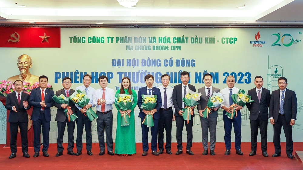 Lãnh đạo PVN và PVFCCo chúc mừng thành viên HĐQT và Ban kiểm soát trúng cử nhiệm kỳ mới ra mắt và tri ân các thành viên HĐQT và Ban kiểm soát thôi nhiệm vụ.