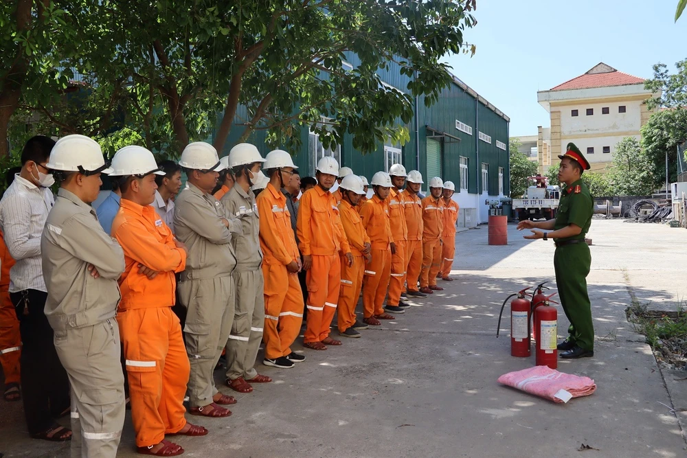 Cán bộ phòng Cảnh sát PCCC truyền đạt những nội dung cơ bản về luật PCCC sửa đổi.