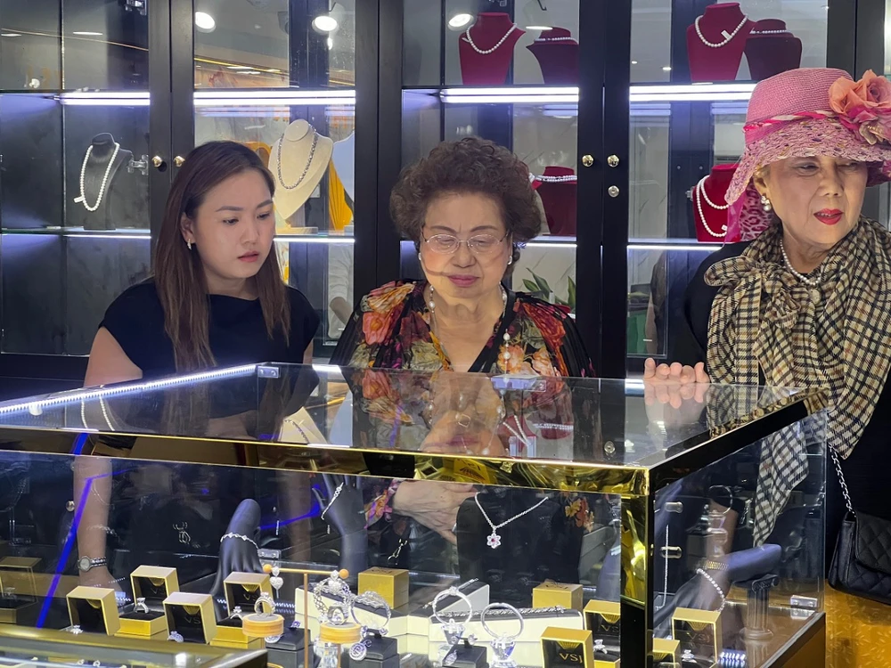 Chủ tịch của Pranda Group, bà Prapee qua làm việc và tham quan trụ sở VSJ năm 2023