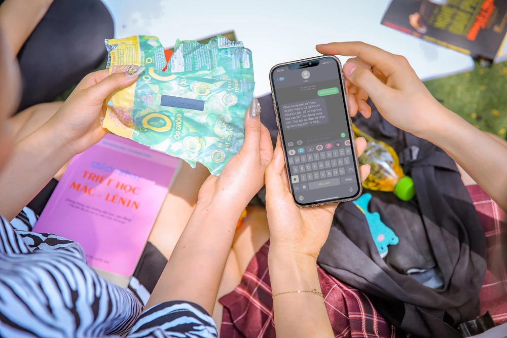 Khởi động từ ngày 17-4, chương trình “Xé ngay trúng liền” đang tạo cơn sốt với người tiêu dùng khi có hàng ngàn giải thưởng giá trị được trao mỗi ngày. Vẫn còn còn khoảng 30.000 giải thưởng, trong đó có 3 giải triệu phú 100 triệu đồng và 1 giải tỷ phú 1 tỷ đồng đang chờ người chơi trúng thưởng trong tuần này.