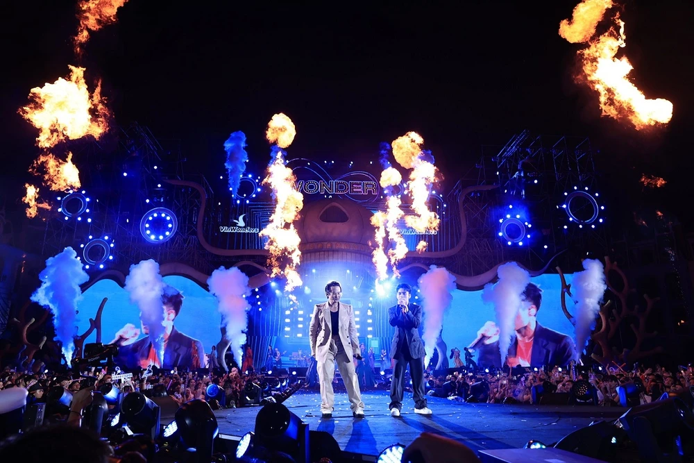 Hà Anh Tuấn và MONO hòa giọng tại đại nhạc hội 8Wonder