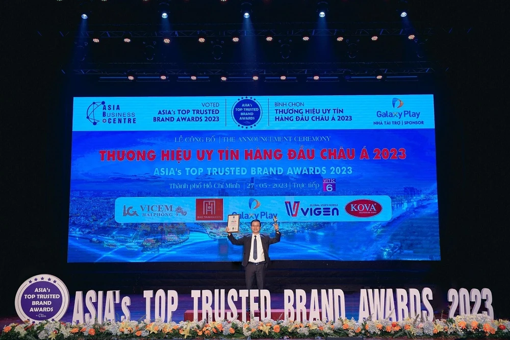 CEO Tony Vu trong buổi nhận giải được tổ chức tại TP.HCM