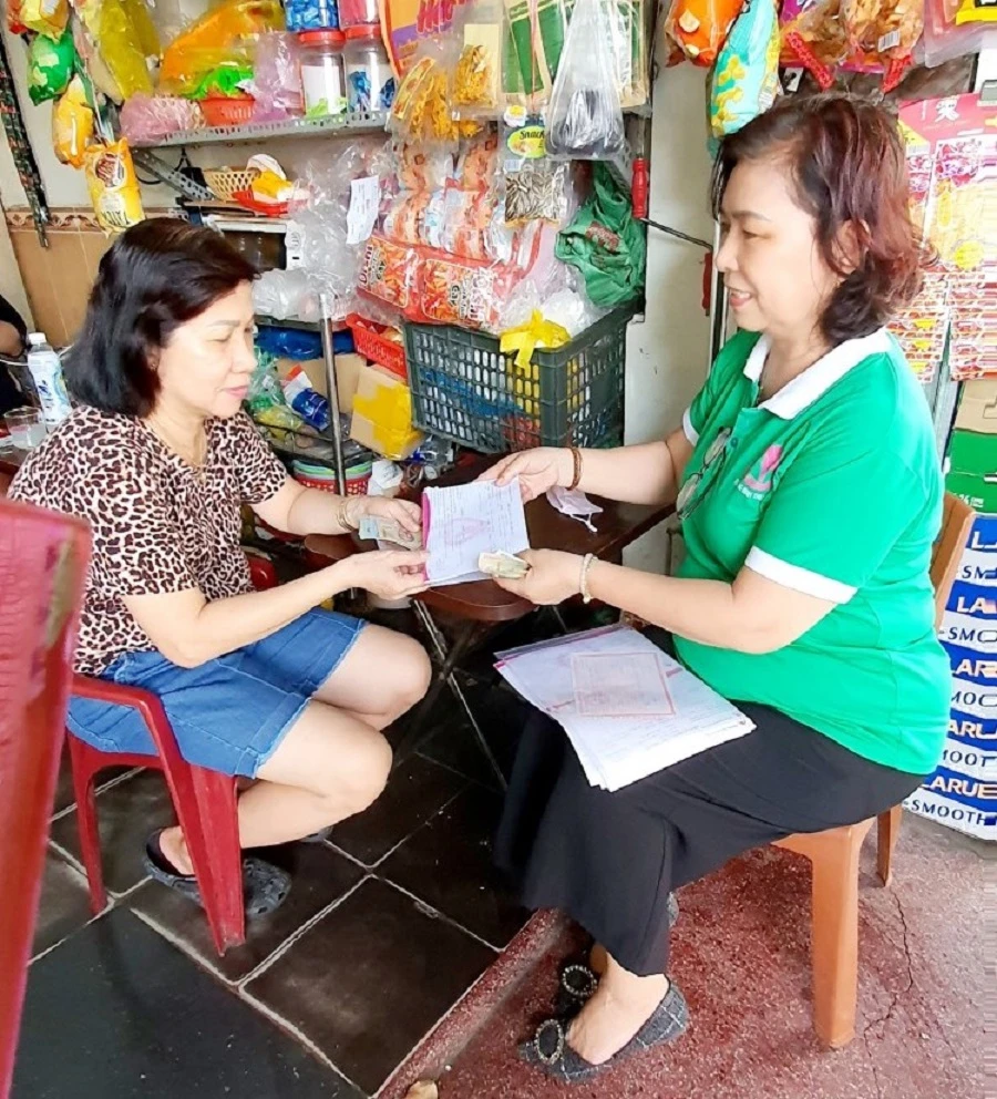 Bà Trương Thị Hồng làm tổ trưởng Tổ TK&amp;VV trên 19 năm, với nhiều đóng góp cho hoạt động tín dụng chính sách