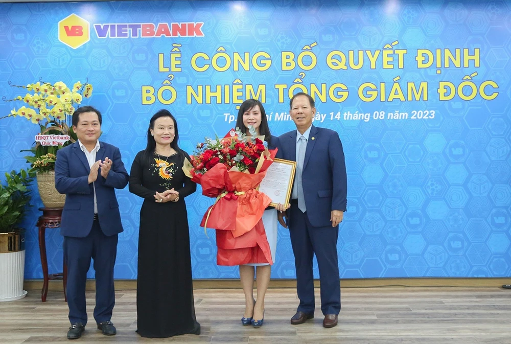 Ông Dương Nhất Nguyên - Chủ tịch HĐQT Vietbank (đầu tiên bên trái), bà Trần Thị Lâm - Nhà sáng lập, Thành viên Ban Điều hành Vietbank (thứ 2 từ trái qua) và ông Nguyễn Hữu Trung - Phó Chủ tịch HĐQT Vietbank (đầu tiên bên phải) trao hoa và quyết định bổ nhiệm bà Trần Tuấn Anh.