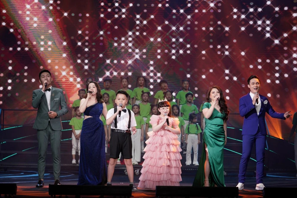 We are the family được trình diễn bởi chính các CBNV VPBank và con em của mình.