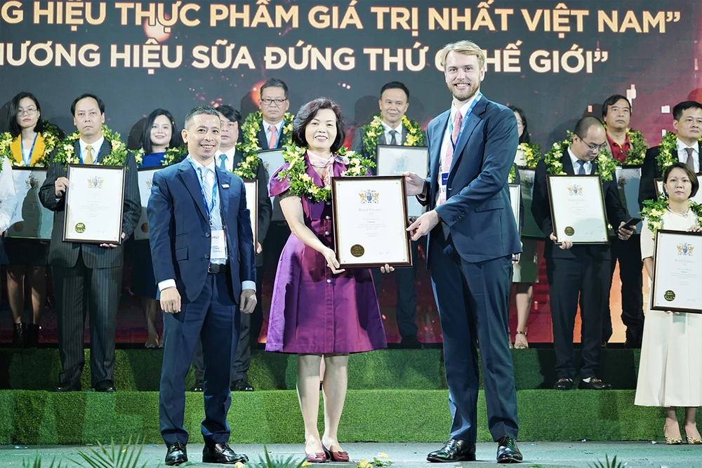 Bà Bùi Thị Hương, Giám đốc Điều hành Vinamilk đón nhận các chứng nhận từ Brand Finance (Ảnh: Mibrand)