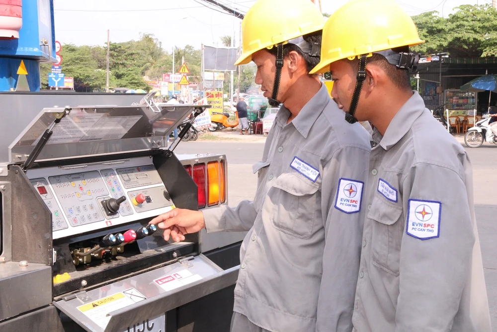 Điều khiển hệ thống sửa chữa điện nóng (hotline) tại Công ty Điện lực TP Cần Thơ