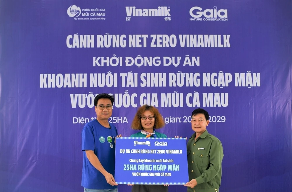 Ông Lê Hoàng Minh (bên trái) đại diện Vinamilk và bà Đỗ Thị Thanh Huyền đại diện Gaia trao tượng trưng bảng 25ha rừng ngập mặn thuộc dự án “Cánh rừng Net Zero Vinamilk” cho đại diện Vườn Quốc gia Mũi Cà Mau. (Ảnh: NGUYỄN HIỆU – GAIA - VINAMILK)