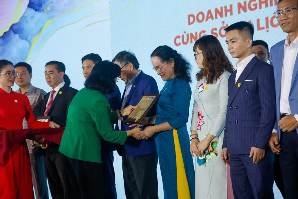 TS Phạm Thị Thu Nga, Trưởng khoa Du lịch - Khách sạn HUFLIT đón nhận kỉ niệm chương từ Sở Du lịch TP.HCM.