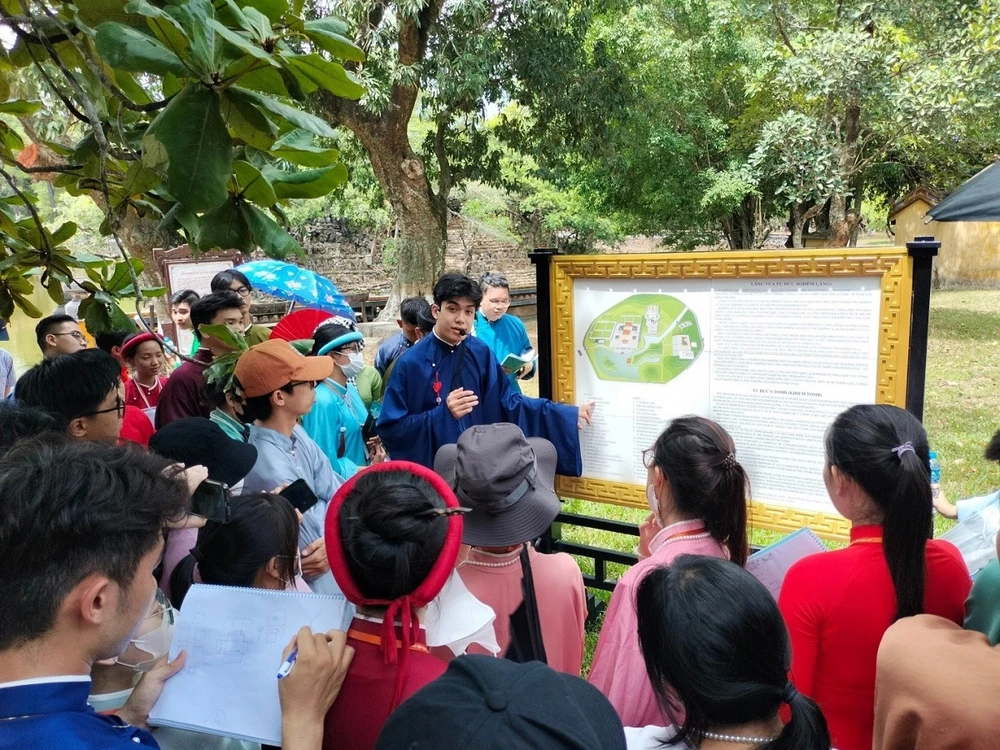 Sinh viên thực tập và thực hành tại Lăng Tự Đức – Huế.