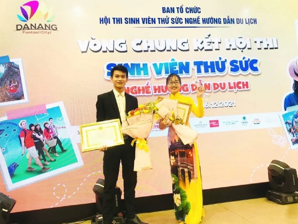 Sinh viên Trần Phi Yến và Ngô Trọng Hiền đạt giải cao tại cuộc thi Hướng dẫn viên giỏi 2022 tại Đà Nẵng.