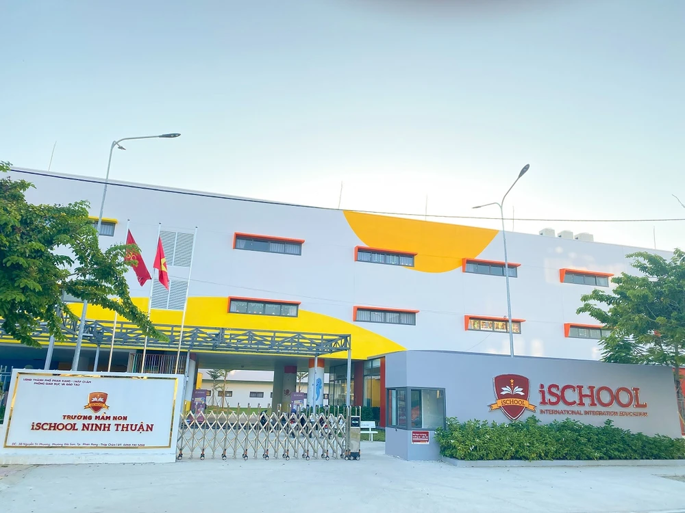 Cổng trường mầm non