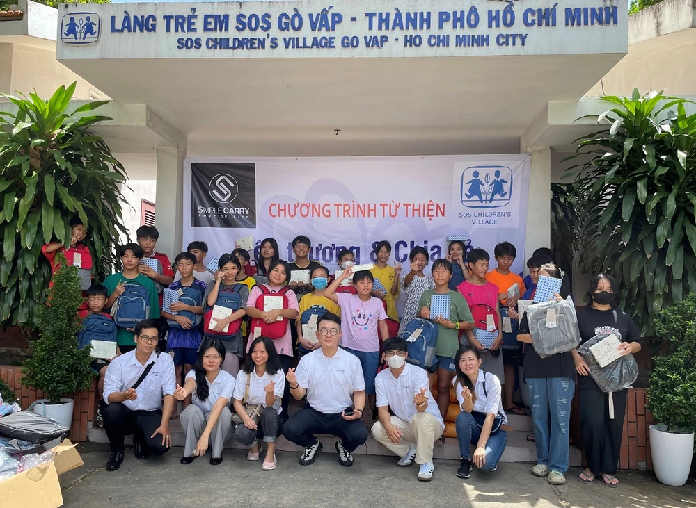 Đặc biệt là món quà bất ngờ cho các em khi SimpleCarry đã trao tặng mẫu cặp học sinh ISSAC đang được các bạn học sinh rất yêu thích.