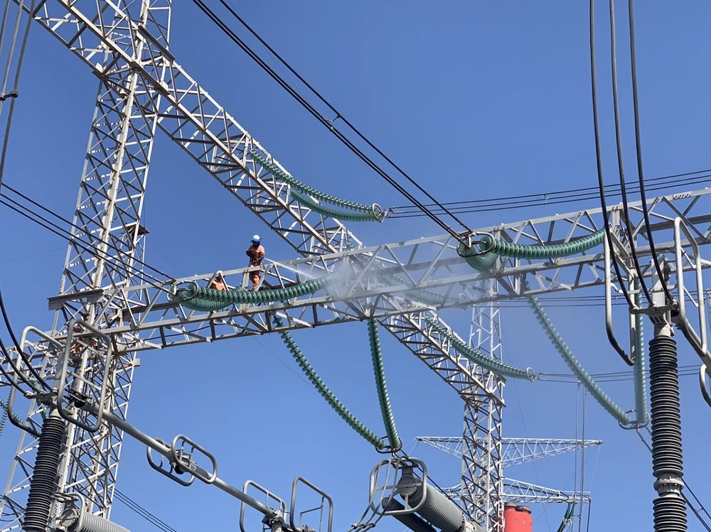 Nhân viên EVNNPT vệ sinh trạm 500kV Duyên Hải (Trà Vinh)