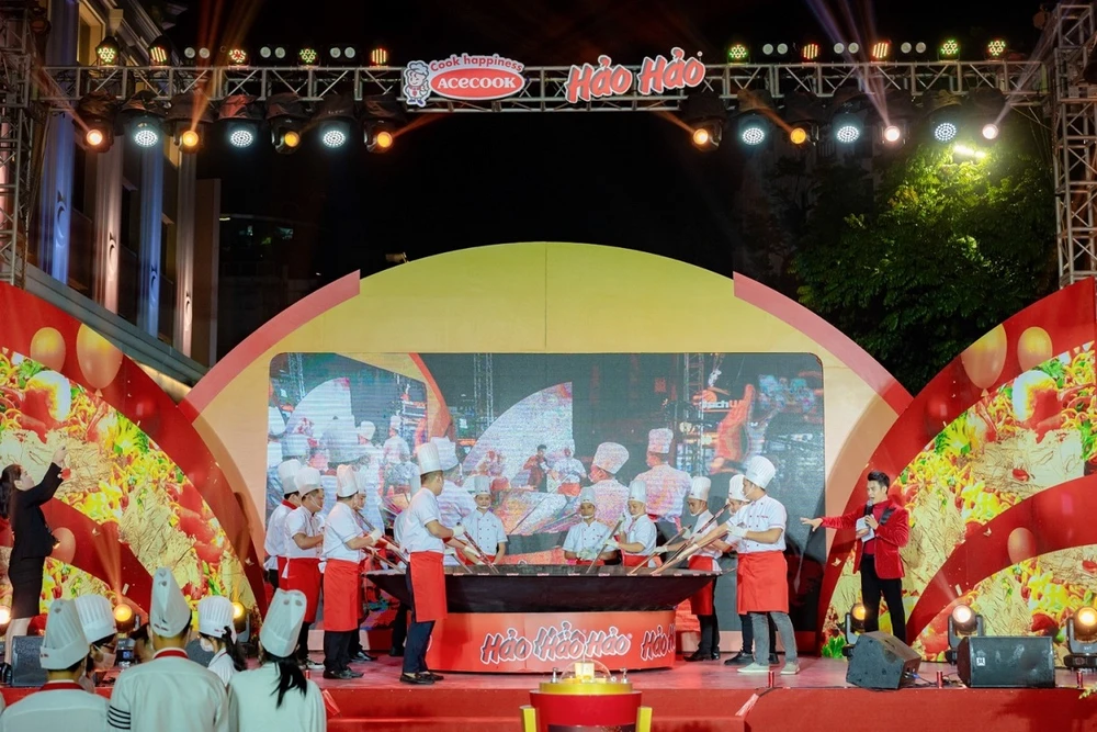 Hảo Hảo xác lập kỷ lục 'Chảo mì xào hải sản dát vàng lớn nhất Việt Nam'