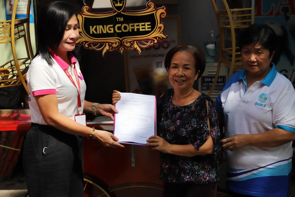 Bà Lê Hoàng Diệp Thảo trao tặng mô hình WeHome Café cho chị em phụ nữ khó khăn tại quận 3