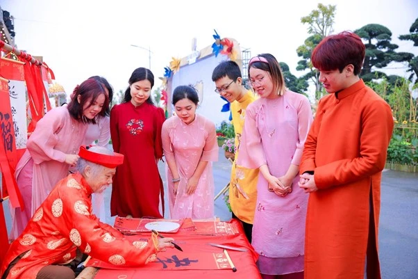 Đường hoa Home Hanoi Xuan 2024 mở cửa, hàng ngàn lượt khách hào hứng trải nghiệm hương Xuân - vị Tết tại Mailand Hanoi City