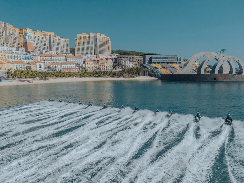 Đến show diễn Jetski chiêm ngưỡng cú bay tương đương tòa nhà 5 tầng trên mặt biển