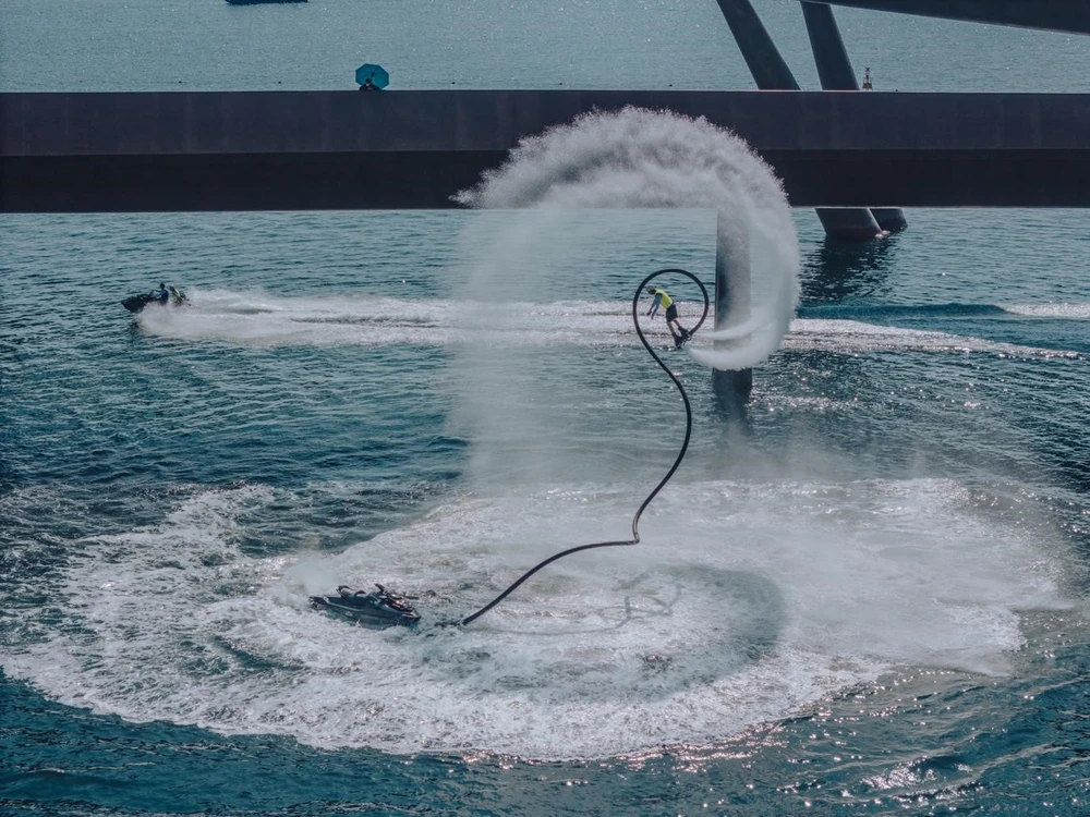 Đến show diễn Jetski chiêm ngưỡng cú bay tương đương tòa nhà 5 tầng trên mặt biển