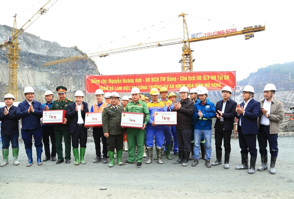 Chủ tịch Ủy ban Quản lý vốn Nhà nước tại doanh nghiệp kiểm tra công trường dự án Thủy điện Hòa Bình mở rộng