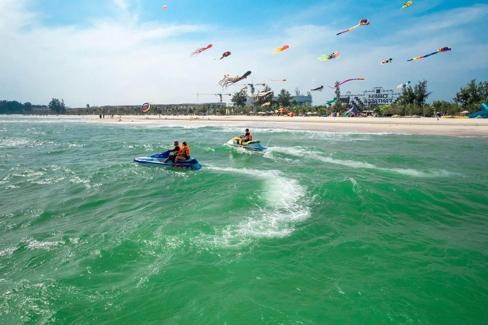 Du khách khắp nơi ‘săn’ vé xem show nhạc Hồ Tràm Charm Fantasea 2024