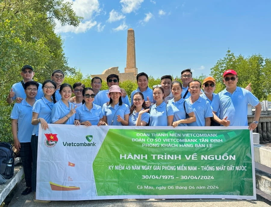 Vietcombank Tân Định tham gia hành trình về nguồn tại Cà Mau