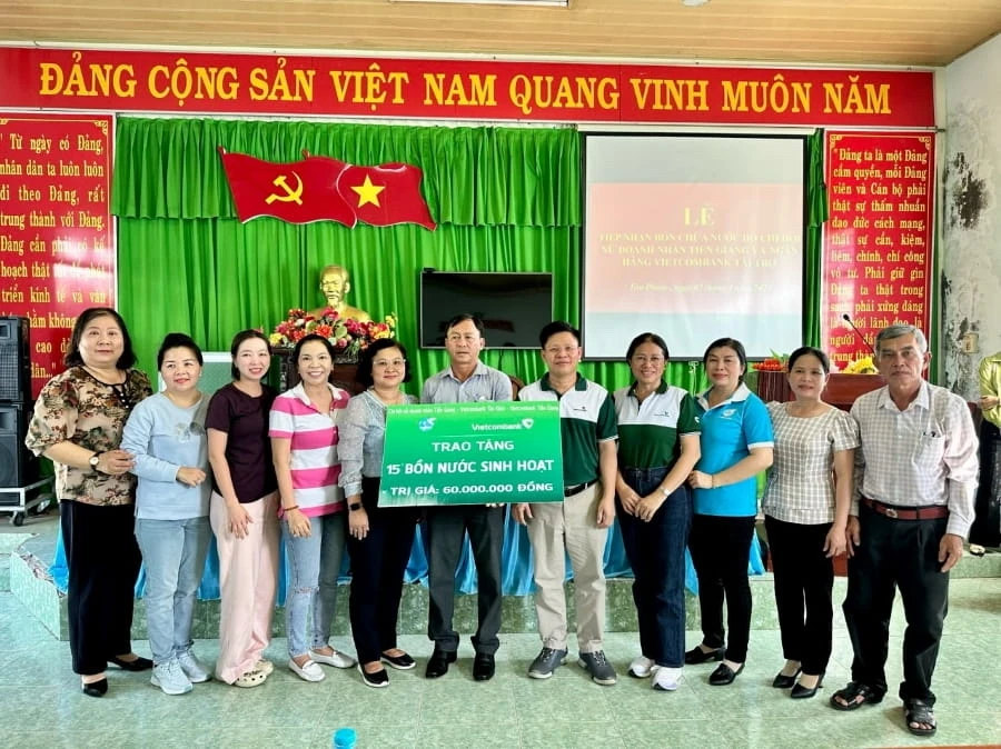 Vietcombank Tân Định, Tiền Giang tặng bồn chứa và nước sạch cho bà con vùng hạn mặn