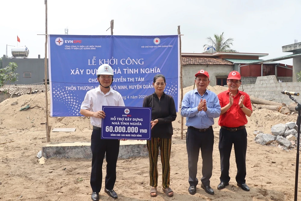 Điện lực Quảng Bình hỗ trợ 300 triệu đồng xây dựng nhà tình nghĩa