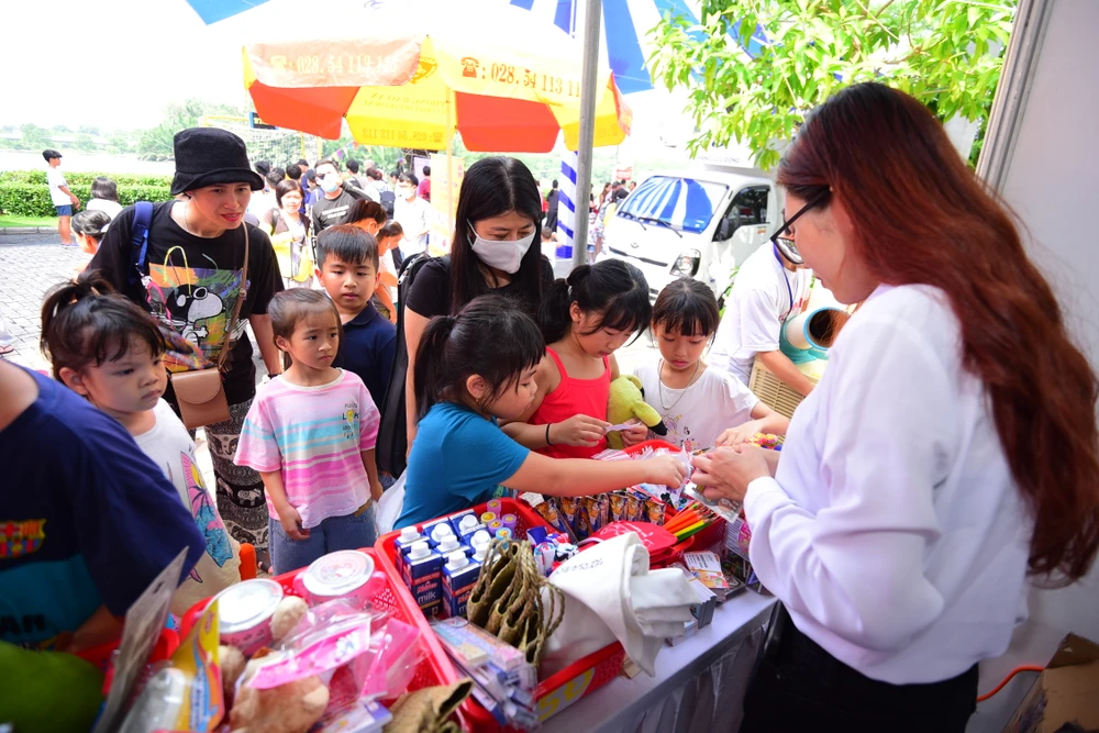 Hơn 20.000 phần quà dành cho trẻ tại ngày hội của Phú Mỹ Hưng