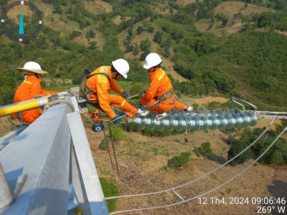 Công ty Truyền tải điện 2 hoàn thành kế hoạch sản lượng điện trước 32 ngày